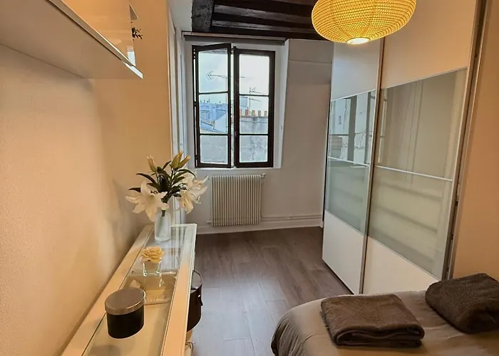 Parisian 4 People - Marais Metro Center * Paříž